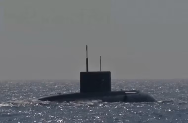 Đây là một trong những loại tàu ngầm động cơ điện – diesel mạnh nhất thế giới, sở hữu kho vũ khí vượt xa nhiều loại tàu ngầm phi hạt nhân của Trung Quốc, của Đức. Tàu ngầm ngoài ngư lôi 533mm có khả năng bắn tên lửa hành trình đối đất (300km), đối hải (220km). Nguồn ảnh: Kênh QPVN