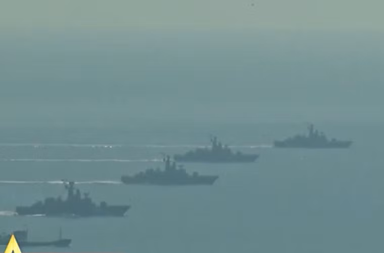 Tuy các tàu chiến Việt Nam có kích cỡ không quá lớn, chỉ khoảng trên dưới 2.000 tấn nhưng lại có sức tiến công mãnh liệt, trang bị tên lửa chống hạm tốc độ cao. Đội hình tàu chiến Việt Nam rất phù hợp với chiến lược chiến tranh phi đối xứng. Nguồn ảnh: Kênh QPVN