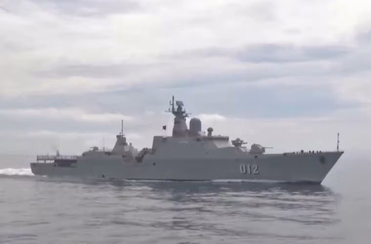 Tàu hộ vệ tên lửa Gepard 3.9 có lượng giãn nước 2.100 tấn, dài hơn 100m, thủy thủ đoàn 100 người. Tàu được trang bị vũ khí hiện đại gồm: 8 tên lửa chống hạm Uran-E; tổ hợp pháo – tên lửa phòng không Palma-SU; hai bệ pháo CIWS AK-630; pháo hạm AK-176M. Nguồn ảnh: Kênh QPVN