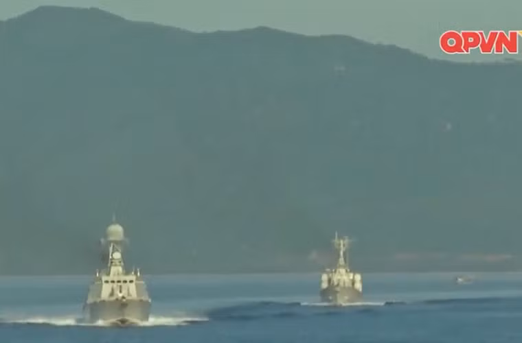 Theo một số thống kê quốc tế mang tính tương đối, Việt Nam hiện có gần 100 tàu hải quân các loại gồm: tàu hộ vệ (frigate); tàu hộ tống (corvette); tàu tên lửa tấn công nhanh (Missile Boat); tàu tuần tra (patrol ship); tàu đổ bộ (Landing Ship); tàu quét mìn (minesweeper); tàu vận tải/hậu cần… Nguồn ảnh: Kênh QPVN