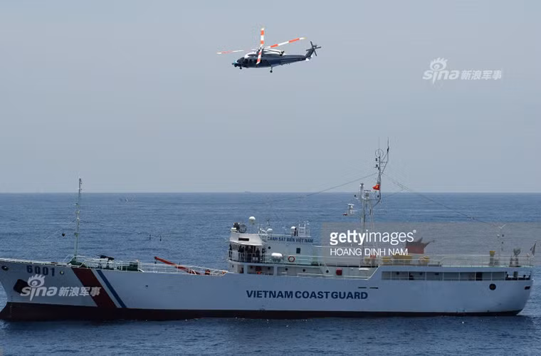 Trước khi rời Đà Nẵng vào hôm 16/6, tàu Echigo (PLH 08) đã tiến hành cuộc diễn tập chung trên Biển Đông với tàu Cảnh sát biển Việt Nam 6001. Nguồn ảnh: Getty Images – Hoang Dinh Nam