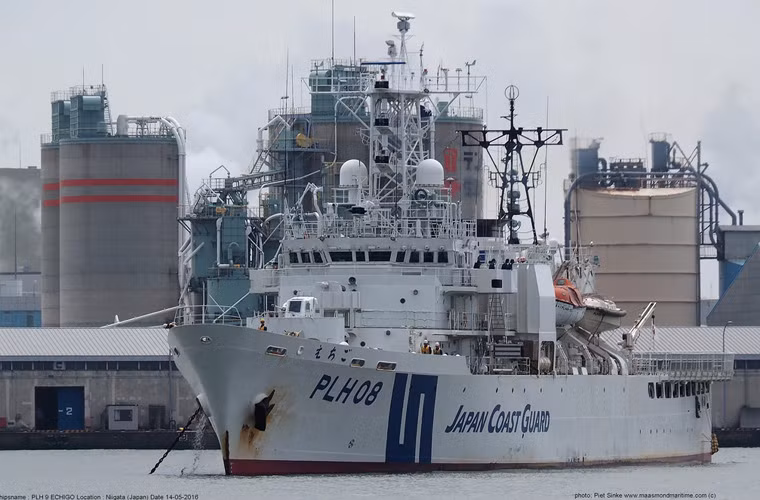 Echigo (PLH 08) có lượng giãn nước toàn tải lên tới 3.750 tấn, dài 105,40m, đuôi tàu thiết kế nhà chứa lớn với sân đỗ trực thăng. Nguồn ảnh: India Defence