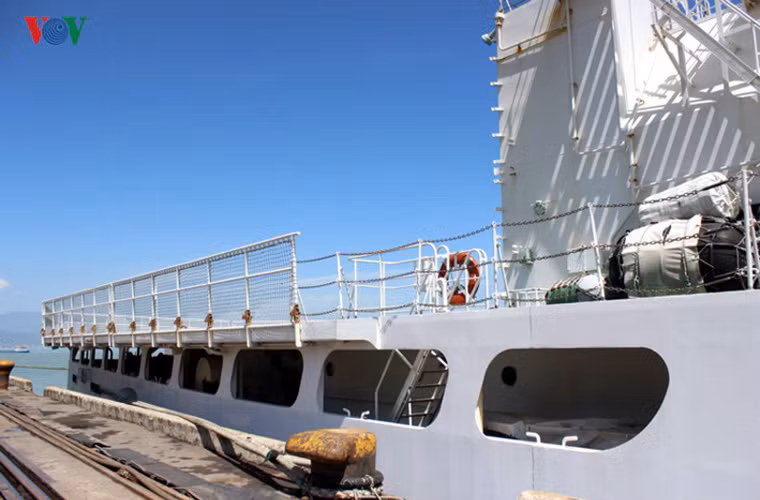 Trong chuyến thăm này, thuyền trưởng và nhóm cán bộ tàu LLBVBB Nhật Bản sẽ chào xã giao UBND Thành phố Đà Nẵng, Thủ trưởng BTL Cảnh sát biển, Trung tâm MRCC Khu vực 2 và tổ chức các hoạt động như luyện tập trên hải đồ, trao đổi kinh nghiệm thực thi pháp luật, tổ chức luyện tập chung trên biển và giao lưu thể thao với Cảnh sát biển Việt Nam. Trong ảnh, sân đỗ máy bay của Echigo (PLH 08). Nguồn ảnh: VOV