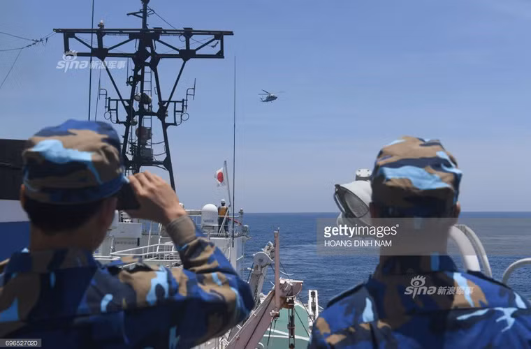Trong ảnh, sĩ quan CSB Việt Nam quan sát các khoa mục diễn tập từ tàu PLH 08. Nguồn ảnh: Getty Images – Hoang Dinh Nam