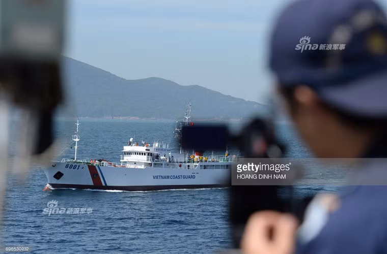 Các thủy thủ Nhật Bản đang quan sát tàu CSB-6001 có lượng giãn nước đầy tải 725 tấn, dài 56,7m. Nguồn ảnh: Getty Images – Hoang Dinh Nam