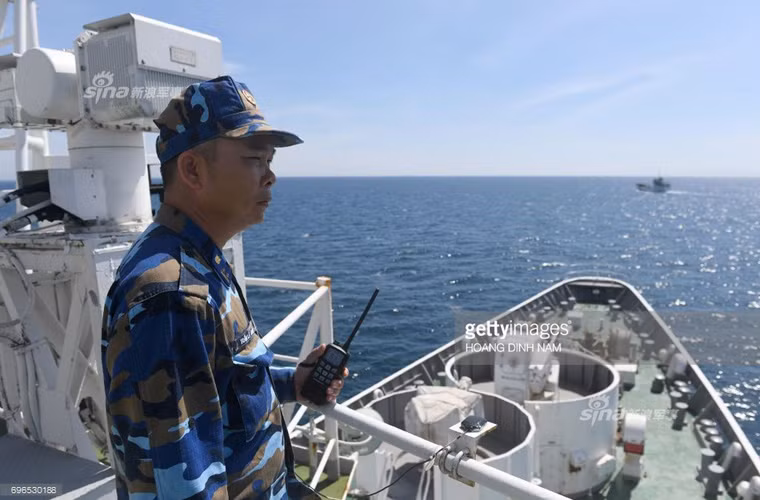 Một cán bộ chỉ huy CSB Việt Nam phối hợp chỉ huy diễn tập trên tàu Echigo (PLH 08). Nguồn ảnh: Getty Images – Hoang Dinh Nam