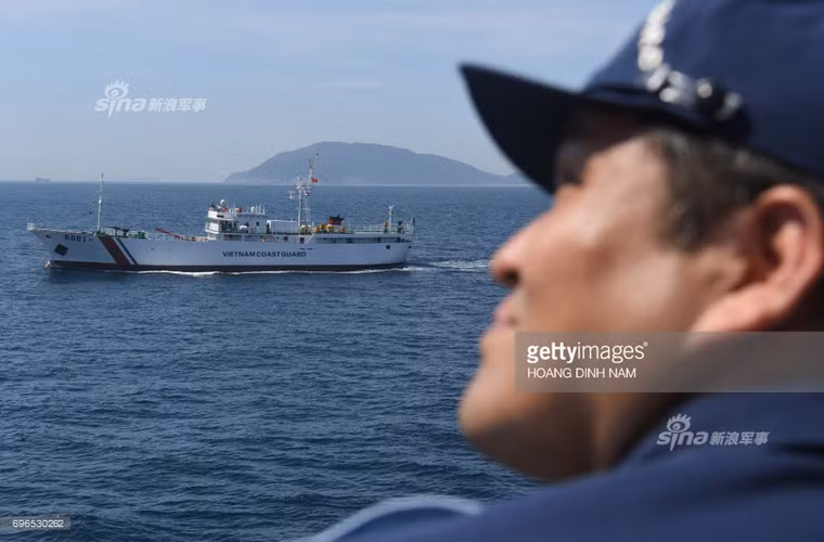 Chỉ huy tàu Echigo (PLH 08) đang theo dõi cuộc diễn tập. Nguồn ảnh: Getty Images – Hoang Dinh Nam