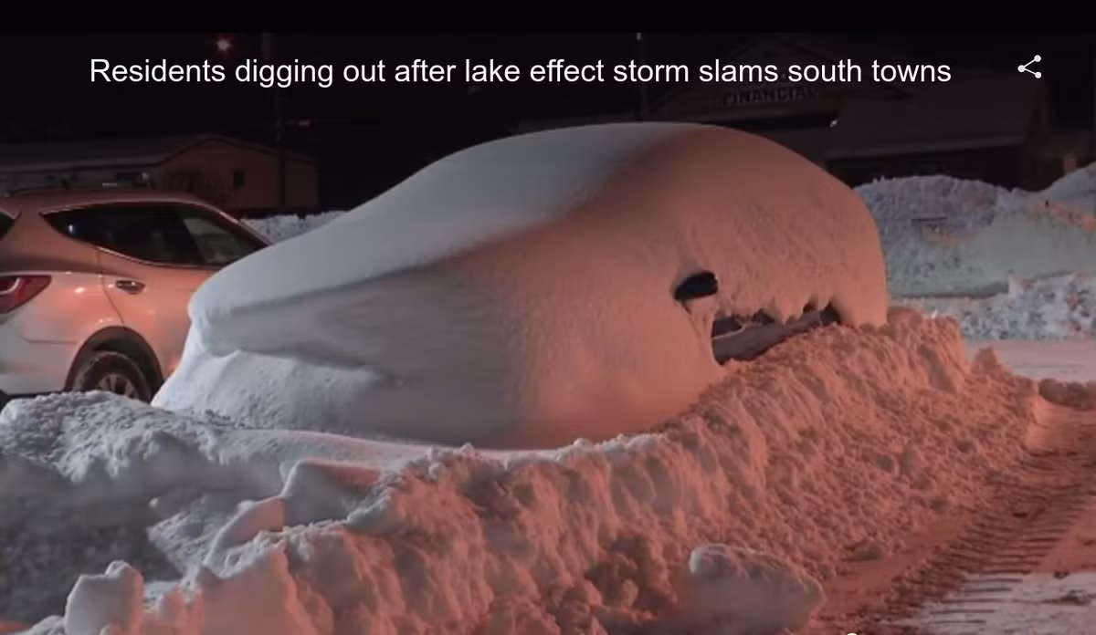 Các cơn bão tuyết do hiệu ứng hồ cũng đã quét qua các thị trấn miền Nam và gây khốn đốn cho người dân nơi đây. Giao thông đình trệ đã khiến nhiều người chọn đi bộ về nhà, bỏ lại xe trong bão tuyết và chờ tuyết tan để đào bới lại phương tiện của mình. (Ảnh: wivb.com) 