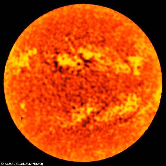 Các chuyên gia nhận định rằng, khu vực trong vệt đen này có nhiệt độ thấp hơn so với các vùng năng lượng nóng đỏ xung quanh. 