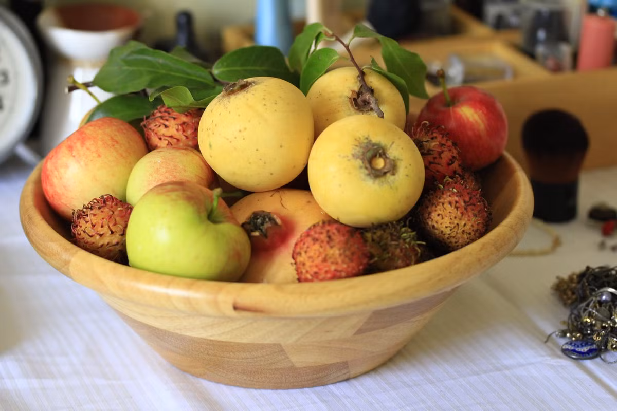 Quả thị chín vào cuối mùa hè đến hết mùa thu. Khi ăn quả thị, để giảm vị chát, bạn nắn bóp đều quả cho đến khi quả mềm, xuất hiện một kẽ nứt rồi mới hút thịt quả. (Nguồn Blogspot) 