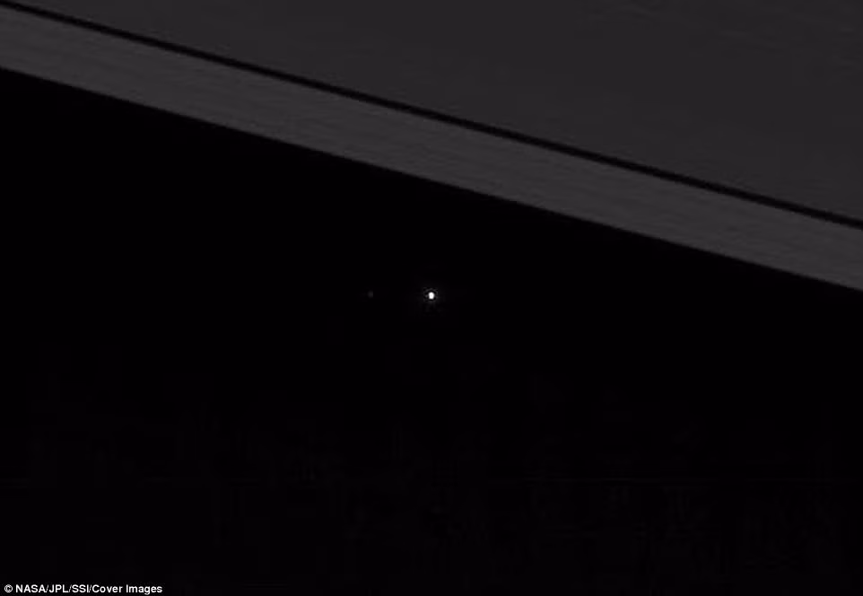 Còn đây là bức ảnh chụp cận cảnh phóng to bức ảnh Trái đất chỉ tương tự như một quả bóng nhỏ trong không gian nhìn qua một vùng tối khu vực vành sao Thổ. Nguồn ảnh: Dailymail.