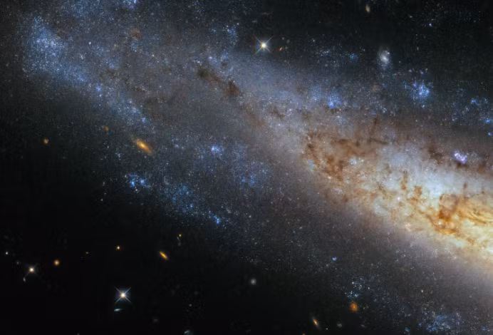 Mở đầu cho bộ ảnh thiên văn này là bức ảnh chụp cận cảnh một phần cánh tay xoắn ốc của thiên hà NGC 1448 nằm trong chòm sao Horologium, cách Trái đất chúng ta khoảng 150 triệu năm ánh sáng do Kính viễn vọng Hubble, NASA kịp chụp lại được. Nguồn ảnh: Space.