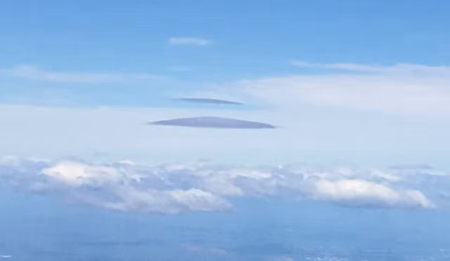 Nhân chứng kể lại, anh và con trai đang ngồi trong khoang máy bay, tình cờ nhìn ra cửa sổ thì phát hiện ra hai vật thể kỳ lạ. Nguồn ảnh: ufosightingsdaily.
