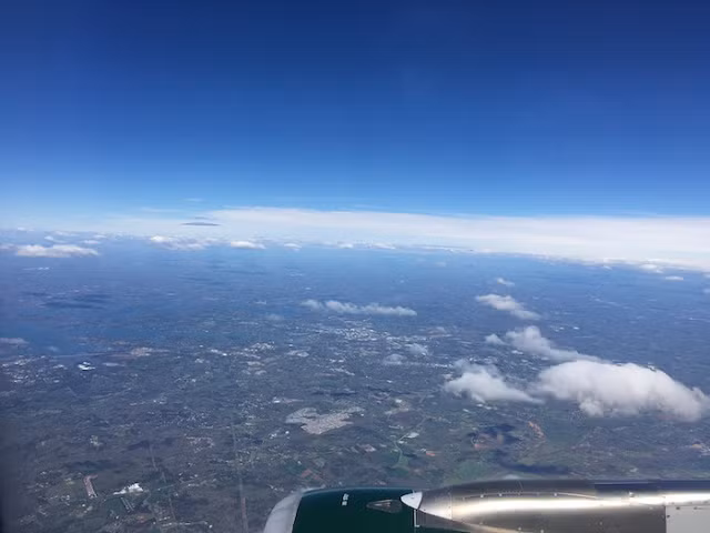 Đó là một nhóm hai vật thể hình dạng lạ, nổi bật so hơn với các đám mây xung quanh. Nhân chứng cho rằng nó có thể là một nhóm hai UFO. Chúng lơ lửng trong chớp mắt rồi nhanh chóng biến mất trong đám mây gần đó. Nguồn ảnh: ufosightingsdaily. 