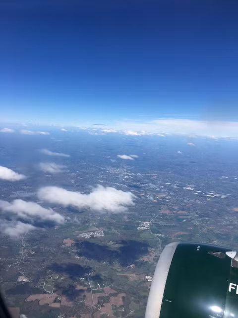  Vật thể giống UFO được phát hiện vào ngày 7/4/2017 ngay trên bầu trời thành phố Philadelphia, Mỹ do một nhân chứng trên máy bay tình cờ chụp và phát hiện được. Nguồn ảnh: ufosightingsdaily.