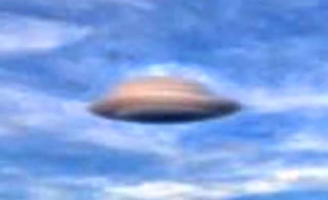  Đám mây quái đản được phát hiện vào 29/3/2017 ngay tại khu vực bầu trời thành phố Carlow, Ireland. Nguồn ảnh: ufosightingsdaily.