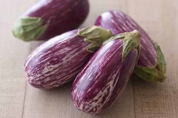 Cà tím được sử dụng rộng rãi trong ẩm thực của nhiều quốc gia như Nhật Bản, Việt Nam, Tây Ban Nha, Ấn Độ, Hy Lạp,...Thậm chí, tại Ấn Độ cà tím cũng hay được coi là “Vua rau cỏ” tại khu vực này. (Nguồn Xaluan)