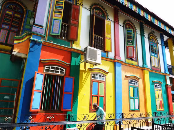 Little India (Singapore) Khu Little India là một trong những khu phố rực rỡ nhất ở Singapore. Nhà cửa, cửa hàng cửa hiệu ở đây đều mang lối kiến trúc đặc trưng của người Hồi giáo với mái chóp và sơn tường rực rỡ. Bạn sẽ có cảm giác như đang ở Ấn Độ bởi hình ảnh, âm thanh, mùi vị và không gian Ấn tràn ngập. (Nguồn Oddee)