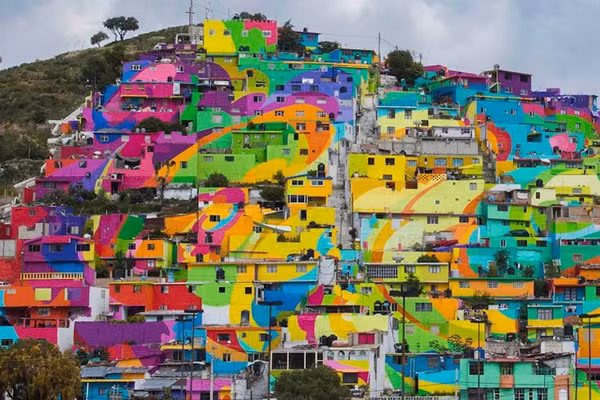 Thị trấn Palmitas (Mexico) Chính phủ Mexico đã mời một nhóm các nghệ sĩ đường phố để tạo nên một bức tranh tường khổng lồ bao phủ hơn 209 ngôi nhà tại thị trấn Palmitas ở Pachuca, Mexico. Bức tranh độc đáo này bao phủ diện tích 20.000m2 và tiêu tốn với 20.000 lít sơn để hoàn thành. (Nguồn Oddee) 