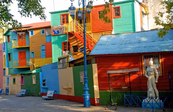 Phố La Boca (Argentina) Mặc dù không nằm ở vị trí trung tâm nhưng La Boca luôn thu hút sự chú ý và được nhiều khách du lịch tới viếng thăm bởi cả thị trấn nhỏ này đều ngập tràn trong màu sắc rực rỡ. Những con đường đầy màu sắc, các quán cà phê, hiệu sách cũng rực rỡ và nổi bật khiến cả thị trấn trở nên sinh động và ấn tượng. (Nguồn Oddee) 