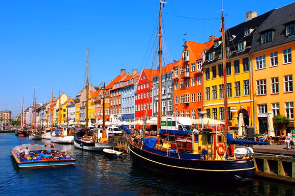  Đường Nyhavn (Đan Mạch) Đường Nyhavn nằm ven kênh đào Nytory ở Copenhagen của Đan Mạch đã trở thành một điểm đến thú vị và độc đáo nhất trong số các thương cảng cổ ở nơi đây. Con đường đẹp như một mảng tranh khổng lồ nhờ sự phối hợp của kiến trúc cổ và màu sắc đương đại, các ngôi nhà đủ màu sắc sặc sỡ nằm liền kề nhau, những con tàu gỗ cổ xưa,...(Nguồn Oddee) 