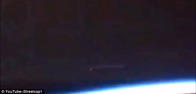 Tuy nhiên, chuyện không chỉ dừng tại đó khi có hai vật thể hình hạt đậu màu trắng cũng song hành bay lượn bên dưới vệt dài này. Nguồn ảnh: Dailymail.