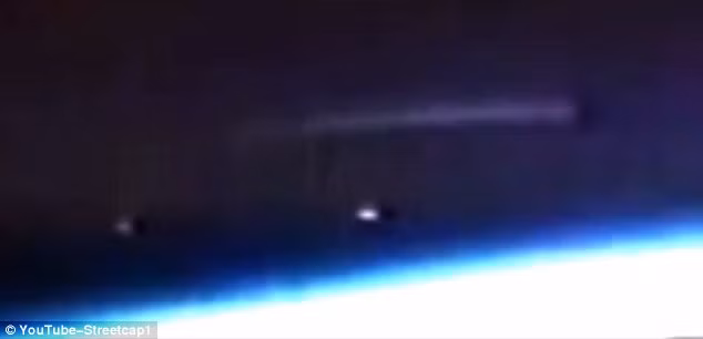 Phóng to các bức ảnh cho thấy, trong ống kính của trạm bất ngờ xuất hiện một vệt dài màu trắng, có đuôi mờ dần, lơ lửng trong vùng khí quyển tối. Nguồn ảnh: Dailymail.