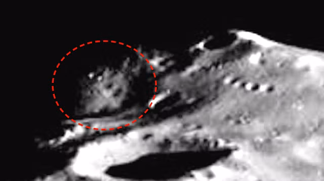 "Qua trung" sang ky la xuat hien tren mat trang Phobos