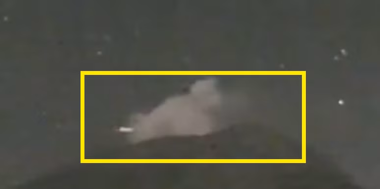 Sau đó, nó bay thẳng qua trung tâm cột khói miệng núi lửa rồi bay về phía bên phải với tốc độ di chuyển khá nhanh. Nguồn ảnh: ufosightingsdaily.