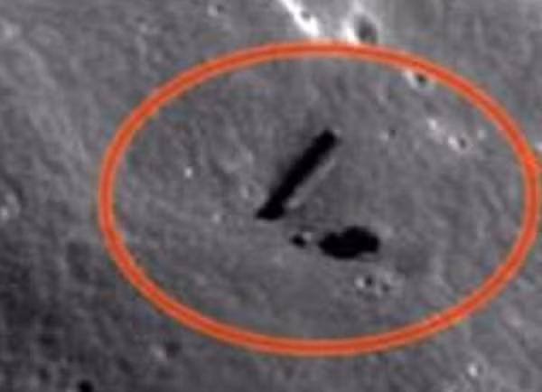 Trong các vết lõm này còn xuất hiện các bóng địa chất do ánh sáng phản chiếu từ bên ngoài vào. Nguồn ảnh: Dailymail.