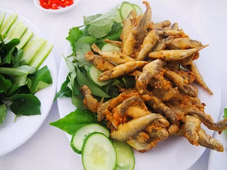 Cá linh được chế biến thành nhiều món ăn ngon như cá linh chiên giòn, lẩu mắm cá linh, cá linh nhúng dấm, cá linh kho tiêu... (Nguồn Dongthaptourist)