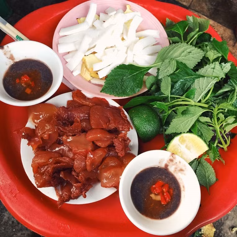 Sứa đỏ là loài hải sản mang lại giá trị kinh tế cao. Sứa đỏ sau khi được đánh bắt được ngâm với nước vỏ cây sú vẹt để giúp sứa không tan, giòn và màu càng đỏ tươi hơn. (Nguồn Songmoi)