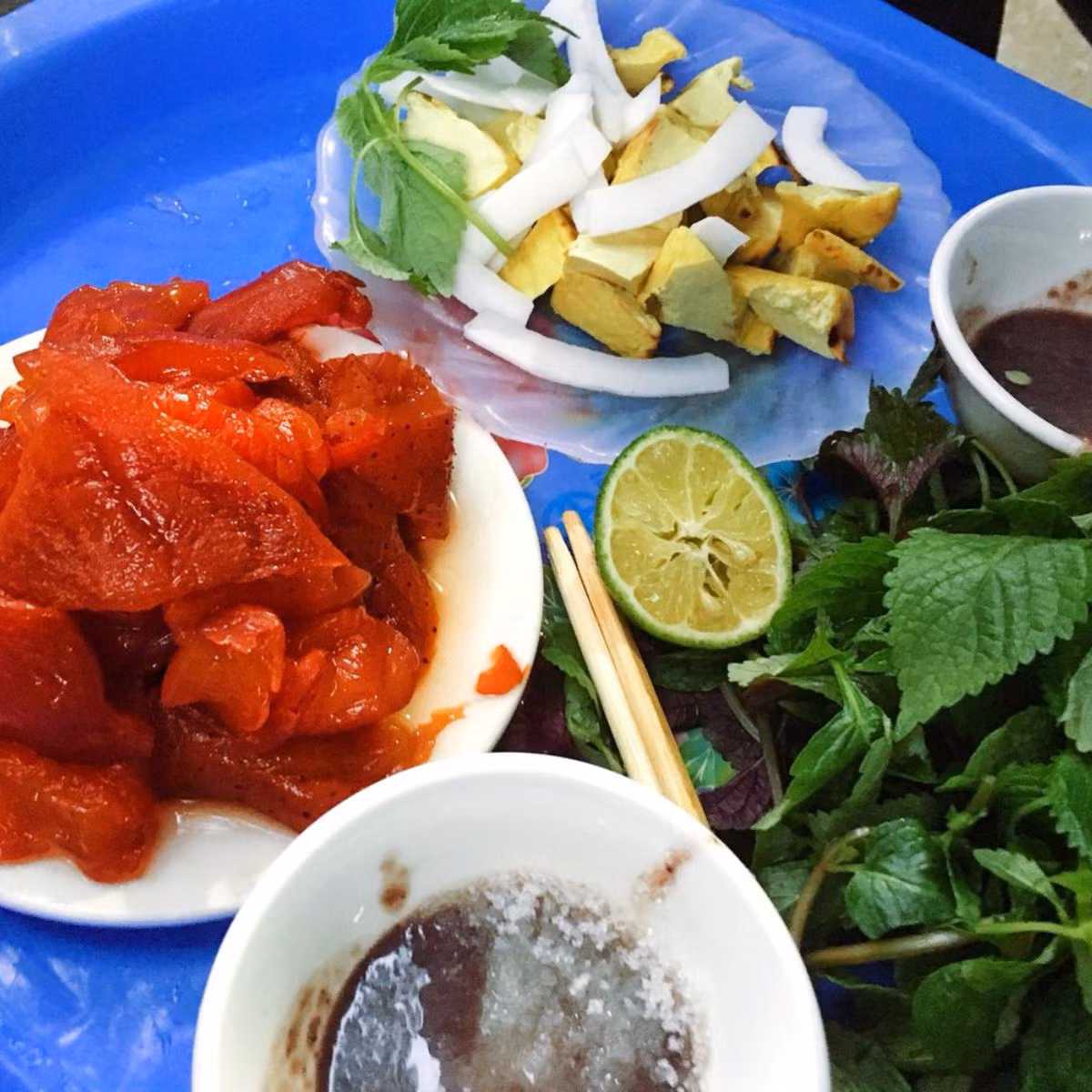 Sứa đỏ có hình dáng không khác gì sứa thường ngoài điểm khác biệt là toàn thân sứa có màu nâu đậm. Bên cạnh đó, sứa đỏ có kích cỡ nhỏ hơn chút so với sứa thường, thông thường chỉ đạt từ 5-6kg, con to đạt 10kg. (Nguồn Lozi)