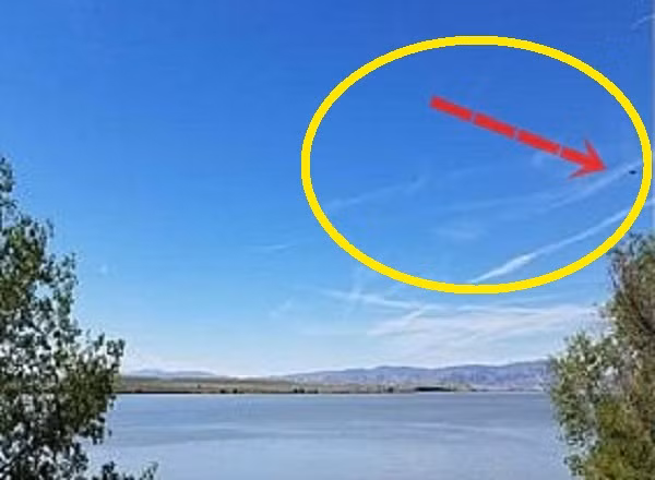 Theo phát hiện này, trên bầu trời bất ngờ xuất hiện một khối vật thể đen sì kỳ lạ. Nguồn ảnh: ufosightingshotspot.