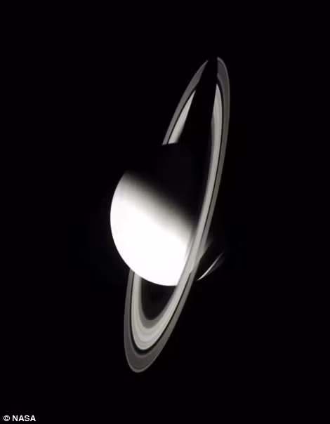 Ánh sáng buổi bình minh đạt cực đại trên một nửa bề mặt sao Thổ. Nguồn ảnh: Dailymail.