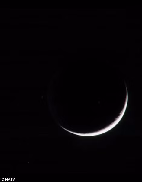 Sao Thổ chỉ là một mảnh trăng khuyết khi ánh sáng ở buổi bình minh chiếu vào khá yếu ớt, mờ nhạt. Nguồn ảnh: Dailymail.