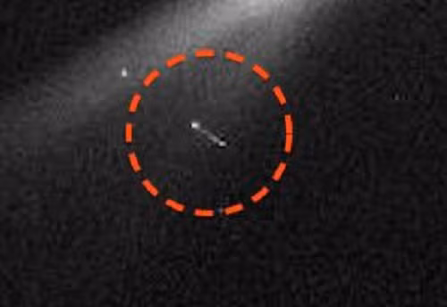 Tuy nhiên trong lúc vận hành, tàu phát ra ánh sáng đèn Led dữ dội thì bất ngờ trong phần đuôi ánh đèn tàu xuất hiện một vật thể hình trụ dài kỳ lạ ngang nhiên di chuyển. Nguồn ảnh: ufosightingsdaily. 