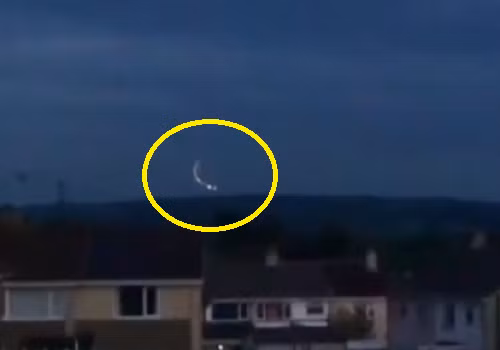 Vat the nghi UFO di chuyen luon vong ky di o Anh