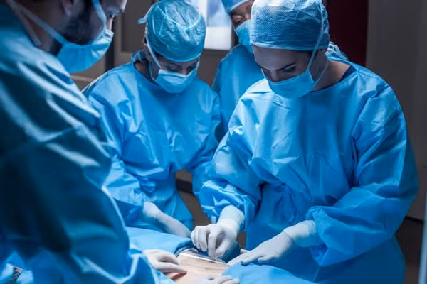 Một người đàn ông 45 tuổi đã phải nhập viện trong tình trạng sốt cao, hạ đường huyết và đau bụng dữ dội do nhét hai chú cách trạch vào...hậu môn và không may, một chú cá đã bơi ngược lên ruột của anh ta. (Nguồn Oddee)