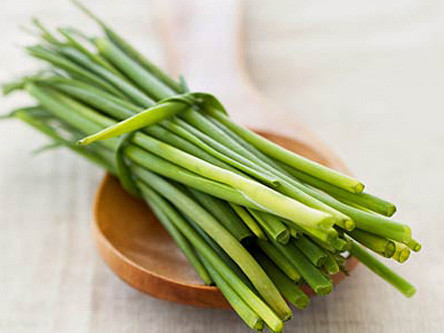 Hẹ có vị cay hơi chua, hăng, tính ấm. Đây là cây thảo, cao từ 20cm-50cm, thân mọc đứng, hình trụ, lá hình dải phẳng hẹp, có rãnh, hoa trắng mọc thành tán, quả nang, hình trái xoan.