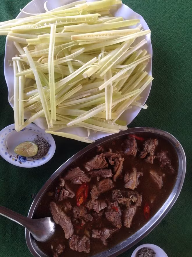 Cây cỏ năn bộp có cọng tròn to bằng khoảng chiếc đũa, màu nâu non. Tháng 4 âm lịch là thời điểm năn bộp mọc ngút ngàn trên các cánh đồng. (Nguồn Tintucmientay)