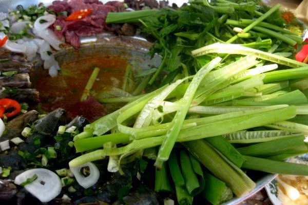 Xưa kia, cỏ năn bộp là món ăn chỉ dành cho những gia đình nông thôn nghèo dùng trong những ngày đói. Nhưng nay, cỏ năn bộp đã trở thành một loại rau sạch cũng như đặc sản “trời cho” của tỉnh Bạc Liêu. (Nguồn Amthucsinhvien)