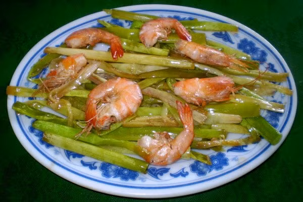 Đặc biệt, cây cỏ năn bộp còn chứa nhiều chất xơ giúp điều hòa bài tiết. Ngoài ra, theo dân gian, năn bộp có tác dụng chữa ban đỏ ở trẻ nhỏ và tốt cho người mới ốm dậy. (Nguồn Amthucsinhvien)