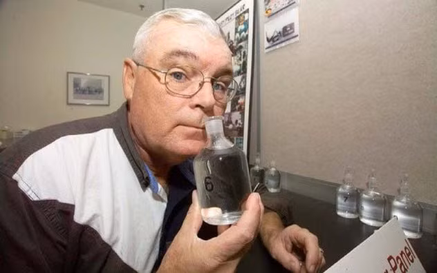  Tuyển chuyên gia chuyên ngửi các đồ vật sẽ gửi vào không gian. George Aldrich là chuyên gia hóa học thuộc Phòng thí nghiệm Phân rã và Phân tử Mô tơ của Cơ sở Kiểm tra Sát Trắng ở New Mexico. Ông được NASA tuyển dụng với nhiệm vụ ngửi, kiểm định các mùi khó chịu từ các thứ lạ mà NASA có kế hoạch gửi vào không gian. Nguồn ảnh: listverse.