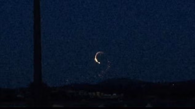 Vat the nghi UFO xoay vong kieu ran tren bau troi Anh-Hinh-2