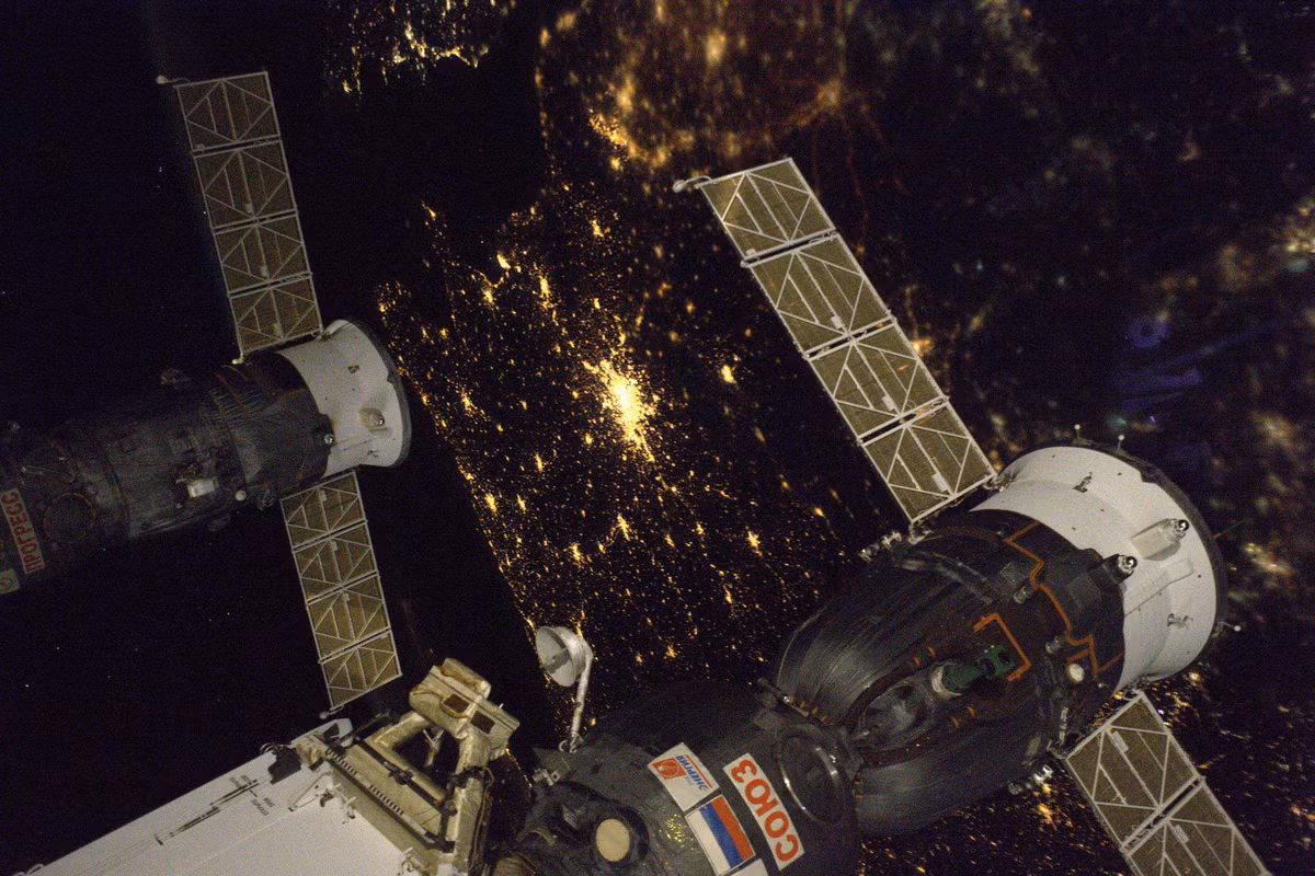 Hai tàu vũ trụ Soyuz và Progress đã cập bến Trạm Vũ trụ Quốc tế ISS, bên dưới là thành phố Paris lên đèn lấp lánh từ Trái Đất. Bức ảnh do phi hành gia Thomas Pesquet chụp vào 1/12/2016.