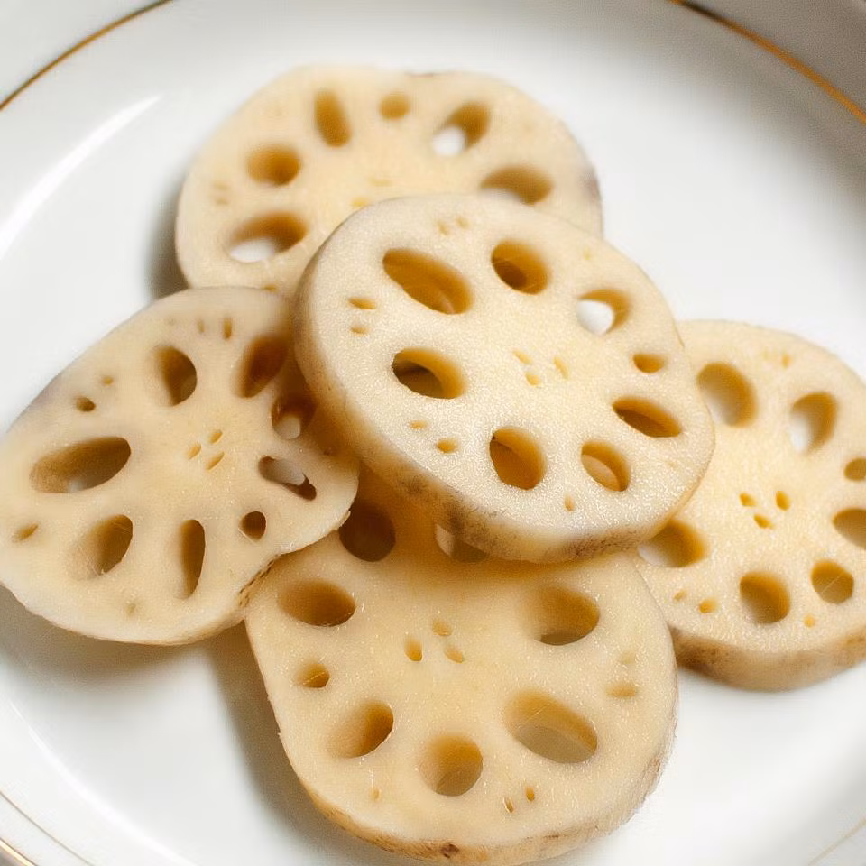 Ngoài ra, theo y học cổ truyền, ngó sen còn có tác dụng điều hòa kinh nguyệt ở nữ giới, chữa sốt xuất huyết, hỗ trợ giảm cân, ngăn ngừa táo bón, giảm lượng đường máu,...