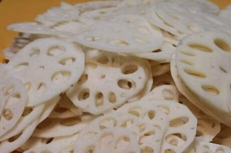 Ngó sen có hình dáng khá độc đáo, bao gồm nhiều đoạn phình ra thắt lại. Khúc phình to ra có dạng chất xốp, có nhiều lỗ bên trong. Chúng thường có đường kính từ 3cm -5cm.