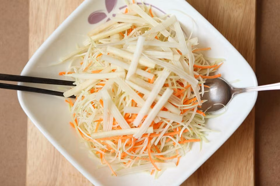  Ngó sen được sử dụng làm thực phẩm, có thể ăn sống như hoa quả hoặc làm nộm, hoặc đem nấu thành những món ăn khác nhau như gỏi ngó sen tôm thịt, thịt bò xào ngó sen, nộm tai lợn ngó sen,...