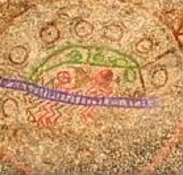 Khi dùng công nghệ phối màu trên máy tính, các nhà khoa học bất ngờ thấy rằng bên trong vòng tròn là các họa tiết mô phỏng buồng lái với các con người kỳ dị. Nguồn ảnh: ufosightingshotspot. 